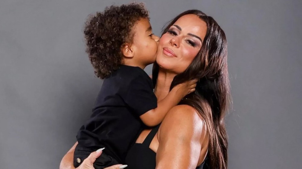 Viviane Araújo e o filho choram de emoção com reencontro em aeroporto: ‘Amor’