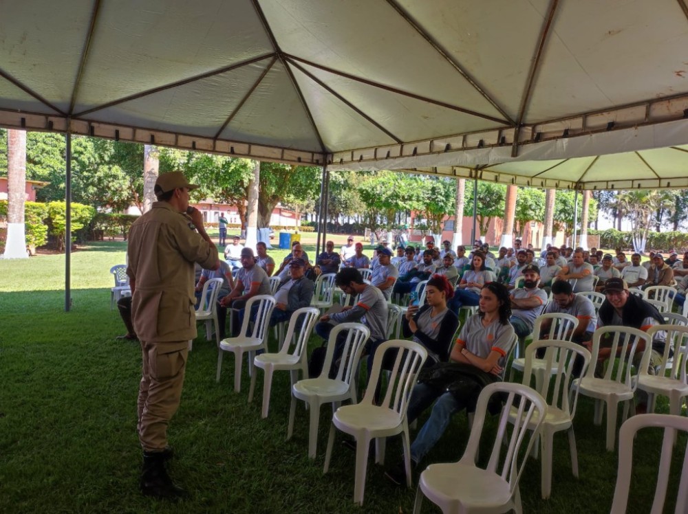 Corpo de Bombeiros realiza palestra sobre primeiros socorros para funcionários de fazenda