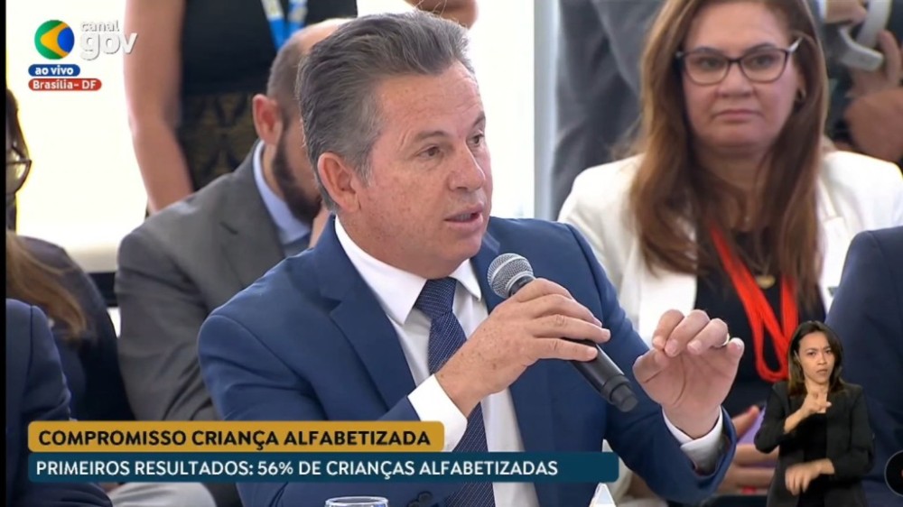 Governador cita desafios e aponta que políticas de alfabetização em MT estão indo 