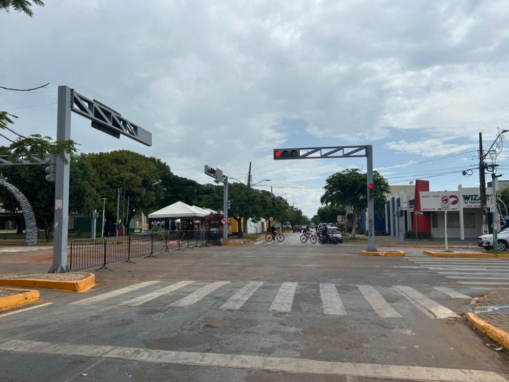 Semáforo entre as Avenidas dos Jacarandás e Júlio Campos volta a operar com a retirada de roda gigante