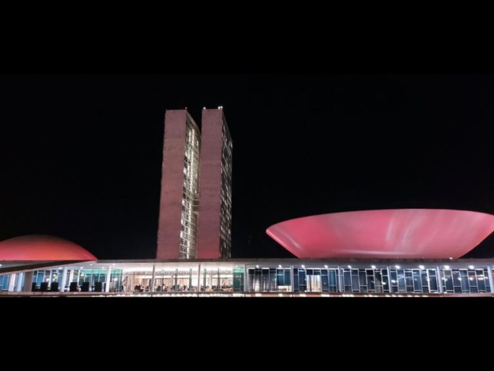 Congresso ganha iluminação na cor vermelha em apoio ao Dia Internacional da Dignidade Menstrual