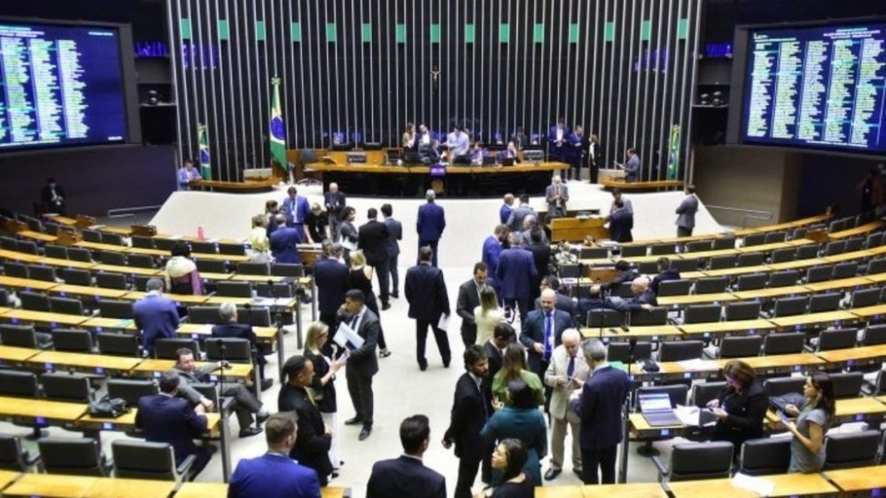 Aprovado projeto que volta a cobrar imposto de importação em compras de até US$ 50