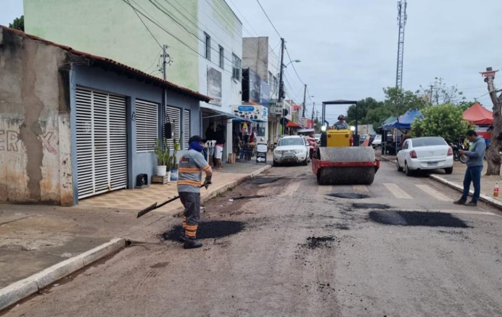 Tapa-buracos avança em diversos bairros e 25 ruas e avenidas receberam melhorias na terça-feira (28)