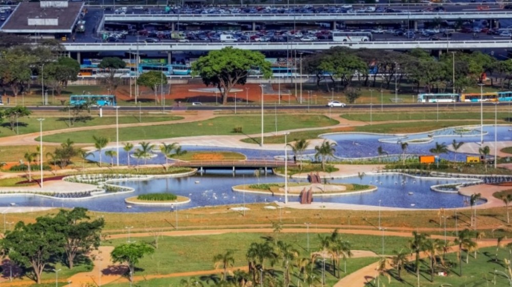 Esculturas de Amilcar de Castro transformam Jardim Burle Marx