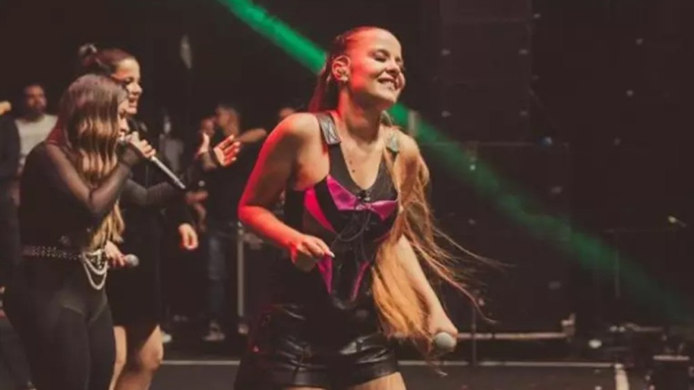Maiara é supostamente chamada de ‘calango seco’, em show e reage: ‘Saia’