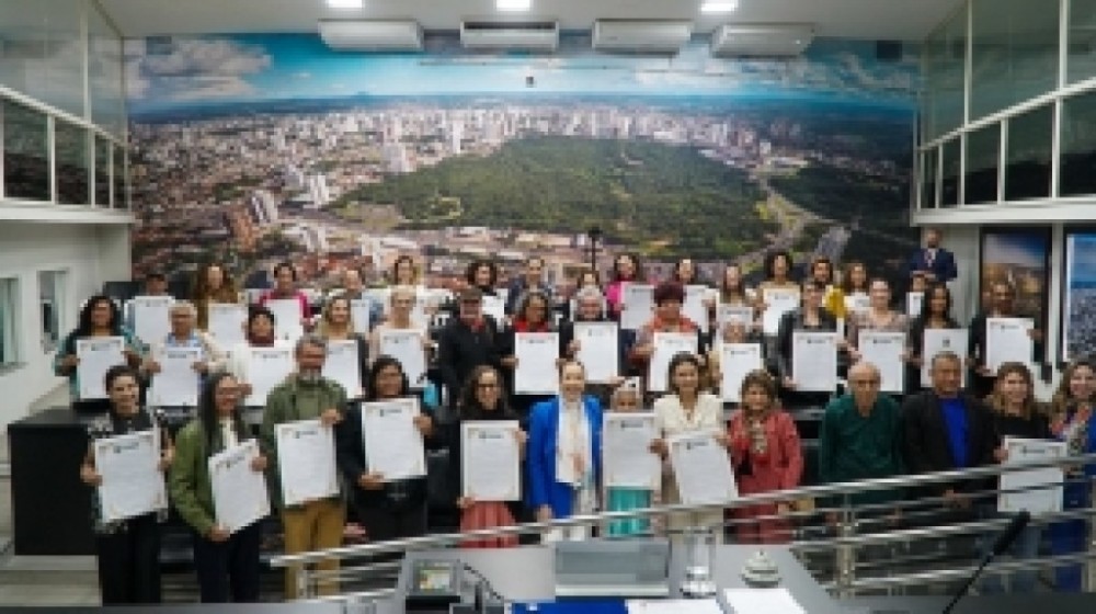 Em cerimônia inédita, Maysa Leão homenageia ceramistas de Cuiabá