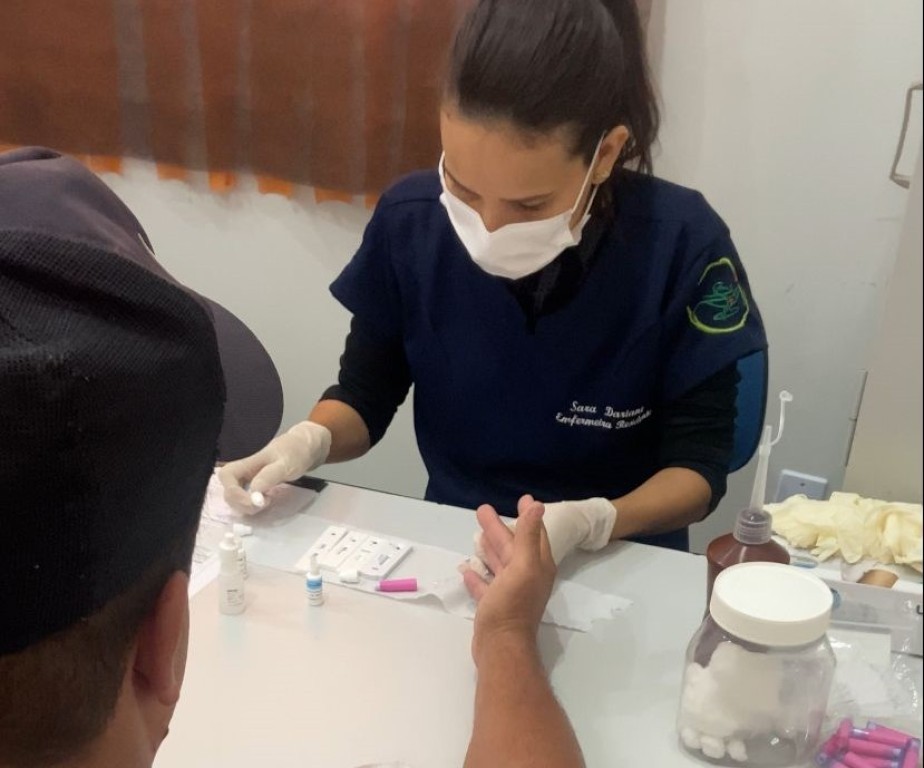 Pessoas em situação de rua recebem atendimento de saúde no Centro Pop