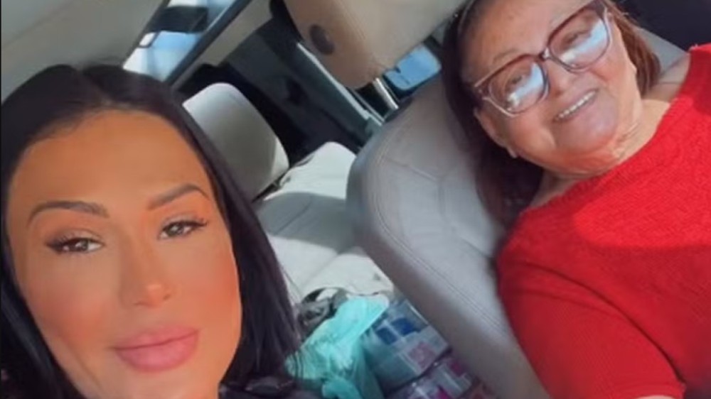 Gracyanne Barbosa curte passeio com a mãe de Belo: ‘Feriado com a sogrinha’