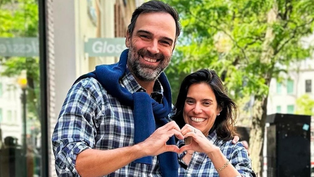 Tadeu Schmidt emociona esposa com surpresa pra lá de especial: ’26 anos juntos’