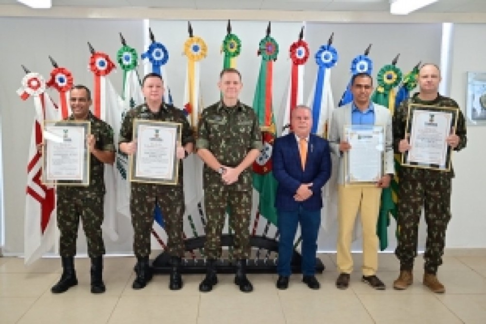 Chico 2000 entrega honrarias para oficiais do exército