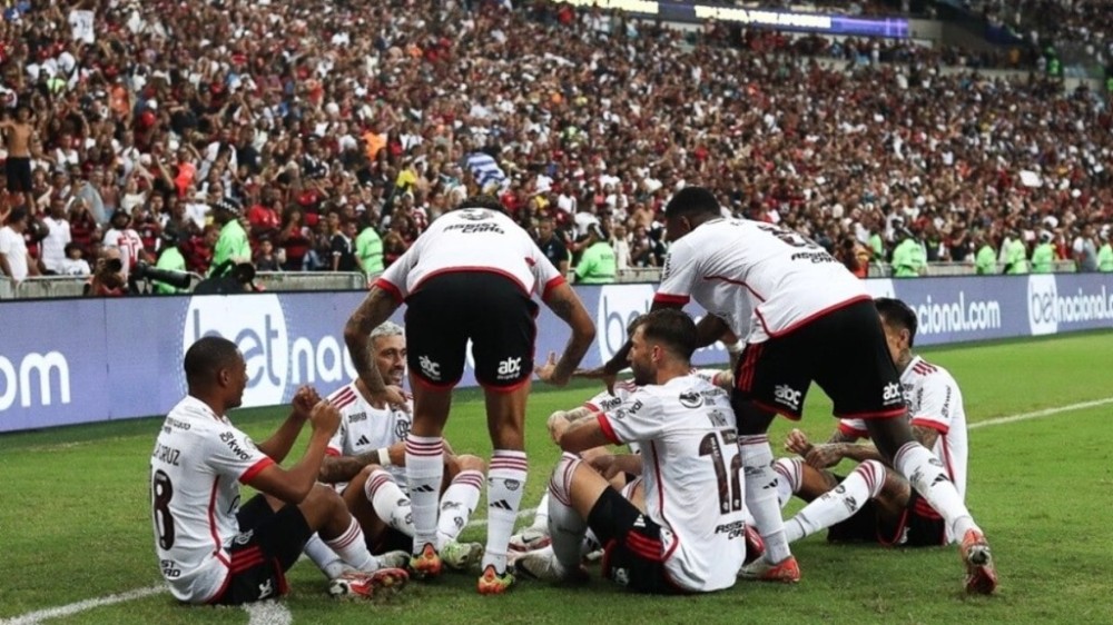 Flamengo sai atrás, vira o jogo e humilha o Vasco no Maracanã