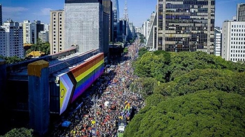 Com multidão e alegria, Parada LGBT+ de SP chama atenção para a política