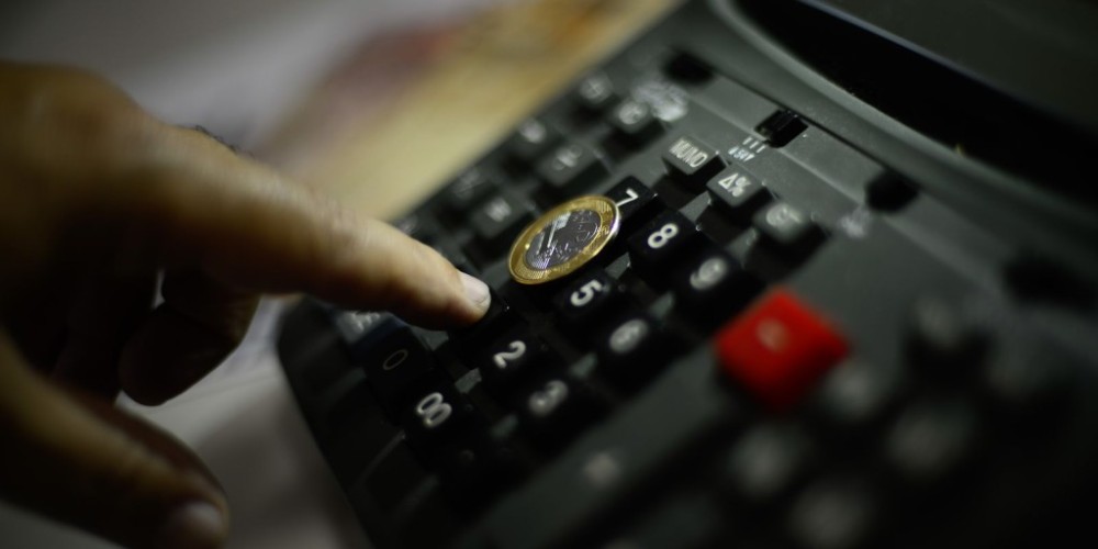 Economia do país cresce 2,5% em 12 meses, aponta IBGE