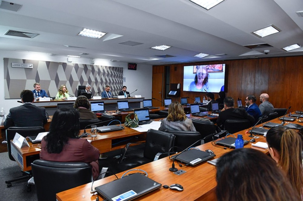 Prejudicados defendem proibir planos de saúde de cancelar unilateralmente