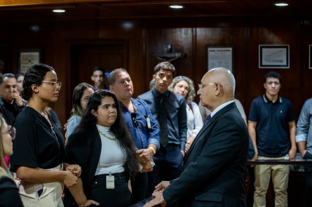 Corregedor recebe alunos de Direito durante visita ao Projeto Nosso Judiciário