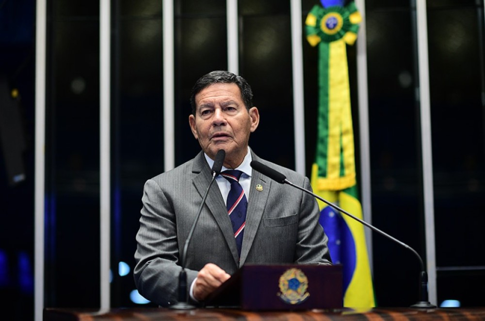 Mourão defende medidas para amparar vítimas das enchentes no RS