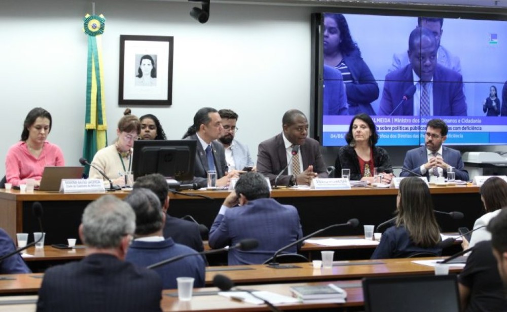Silvio Almeida defende ampliação do orçamento para políticas voltadas a pessoas com deficiência