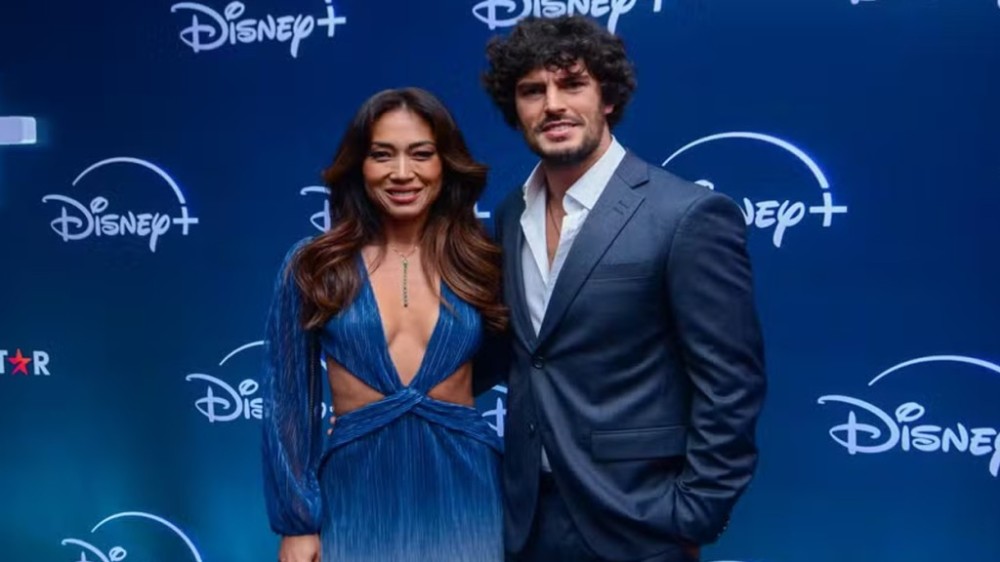 Danni Suzuki e Dego Ferreira vão juntos à evento após assumirem namoro: ‘discretos’