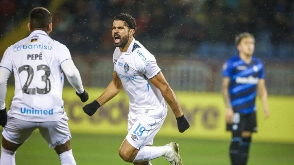 Após tragédia, Grêmio e Inter vencem jogos atrasados