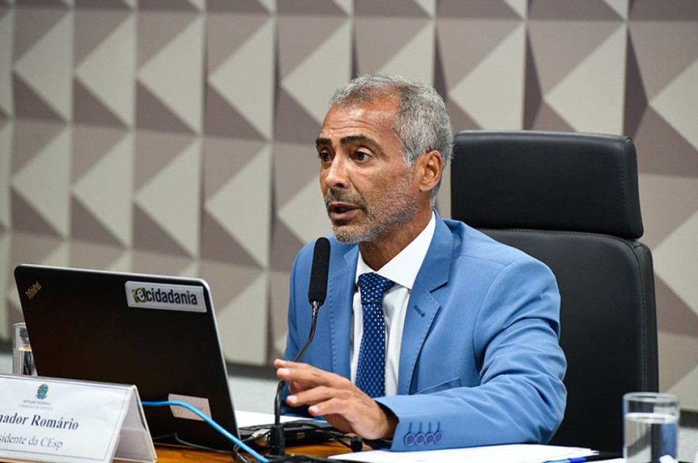 Formação obrigatória para a prática do paraquedismo avança