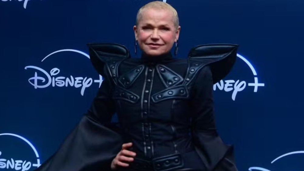 Xuxa elege look preto para prestigiar evento do Disney+ no Rio: ‘Copacabana’