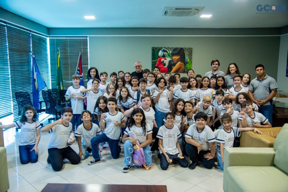 Prefeito recebe alunos do ensino infantil em visita às dependências do Paço Municipal