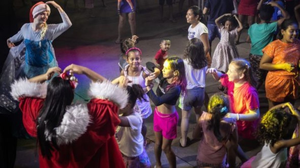Papai Noel volta ao Pedra 90 durante Natal da Gente 2023 trazendo gincanas e animação infantil