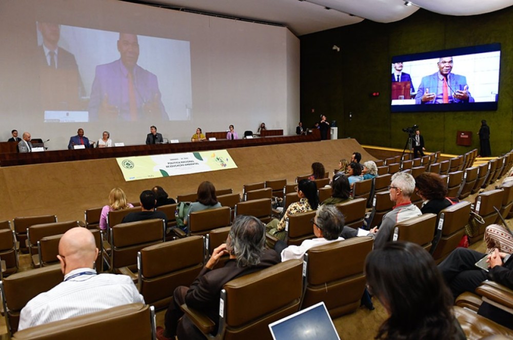 Educação ambiental deve ser prioridade do Estado e da sociedade, aponta debate