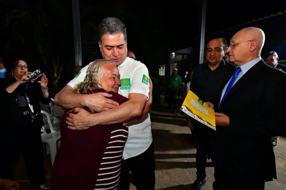 Emocionada, presidente de bairro destaca realização de sonho ao receber título definitivo de posse pela gestão Emanuel Pinheiro; 510 moradores foram beneficiados 