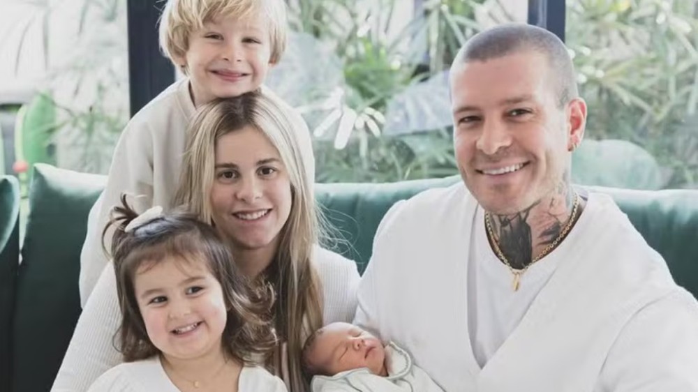 Shantal exibe 1º clique em família após nascimento de terceiro filho: ‘Completos’