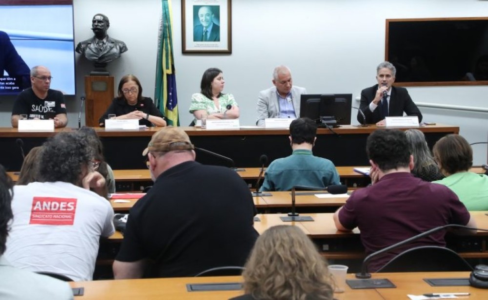 Deputados e entidades sugerem gasto com saúde e educação fora do arcabouço fiscal