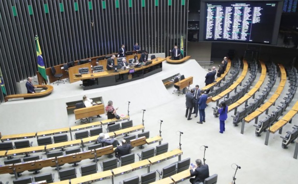 Deputados analisam projeto que cria cadastro de condenados por violência contra mulher; acompanhe