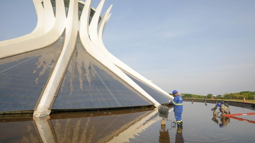 Com ajuda de reeducandos, Catedral de Brasília ganha mutirão de limpeza