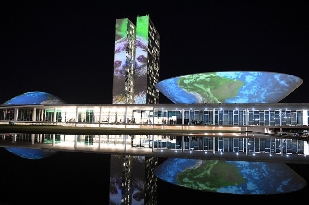 Iluminação especial e projeção de imagens marcam celebração do Junho Verde
