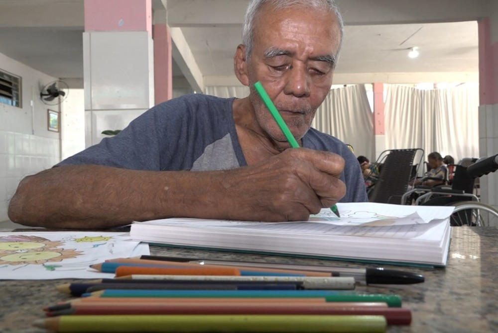 Aos 82 anos, idoso que só cursou até a 4ª série volta a estudar com programa do Governo de MT