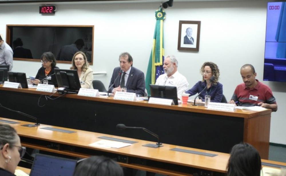 Debatedores defendem implantação de programa nacional para reduzir uso de agrotóxicos