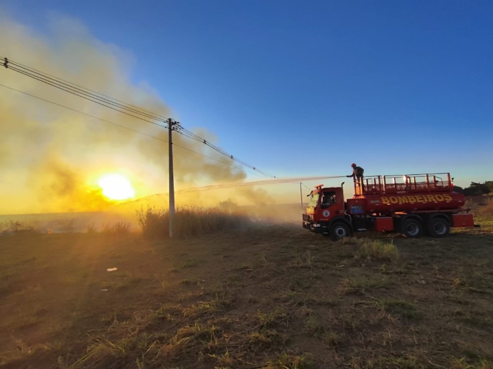 Corpo de Bombeiros Militar combate incêndio em vegetação em Primavera do Leste