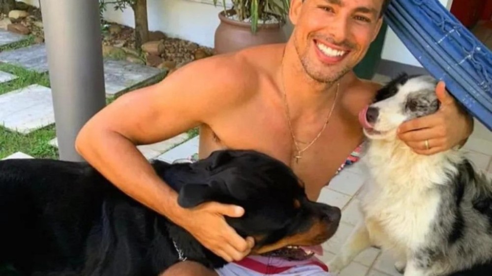 Cauã Reymond lamenta morte de cachorro por envenenamento
