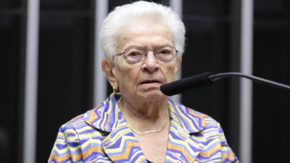 Erundina recebe alta de hospital em Brasília