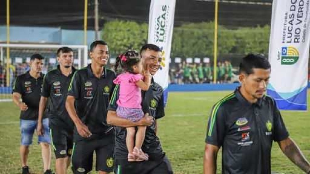Abertura de campeonato marca entrega de campo de futebol do bairro rio verde