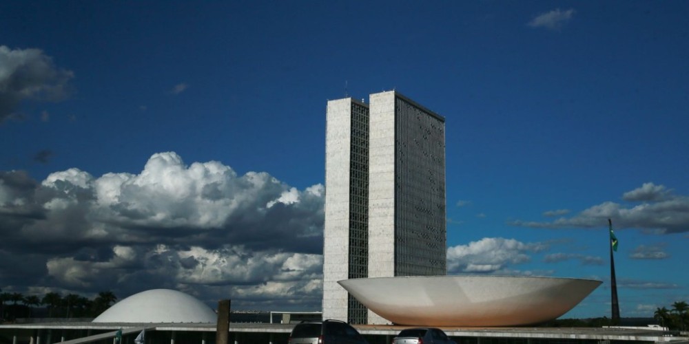 Delação premiada, aborto e cigarro eletrônico movimentam Congresso