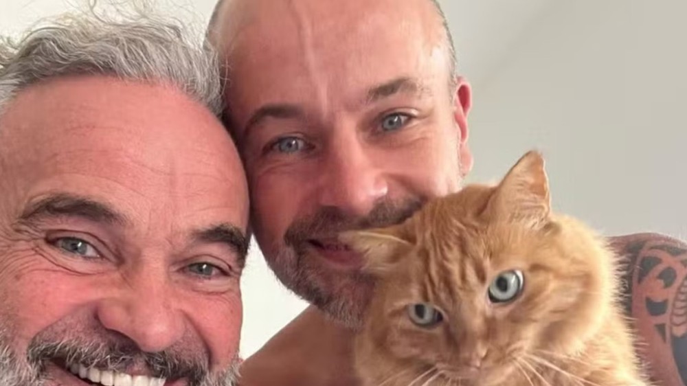 Mateus Carrieri exibe fotos do filho de 40 anos e surpreende amigos: ‘Filho de 40?’