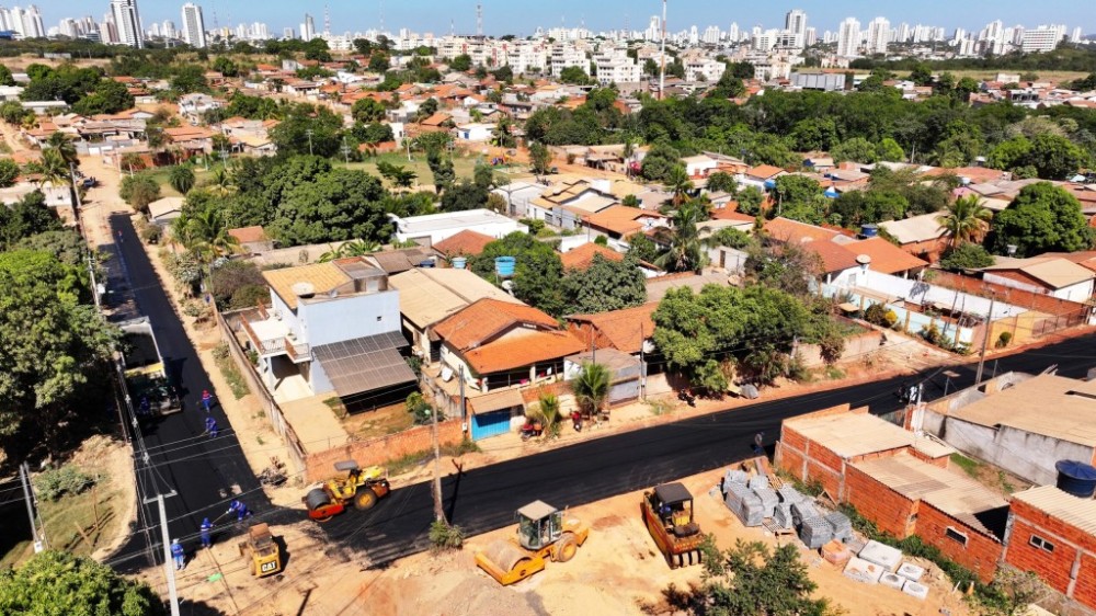 Prefeito Emanuel Pinheiro vistoria obras de pavimentação no Três Poderes; iniciativa beneficiará mais de três mil moradores