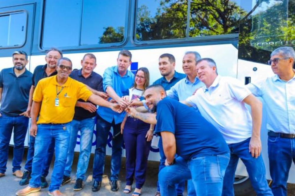 Prefeitura realiza entrega novo ônibus da Saúde; veículo tem capacidade para transporte de até 44 passageiros