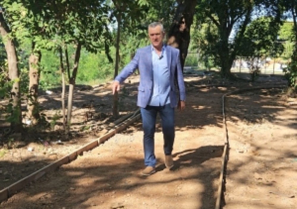 Renivaldo fiscaliza obras em praça e identifica pontos para tapa-buracos