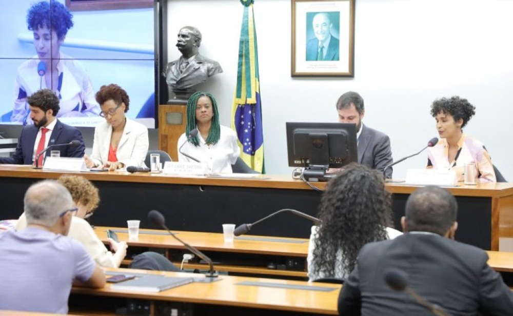 Ampliação das cotas raciais nos concursos públicos recebe apoio do governo em debate na Câmara