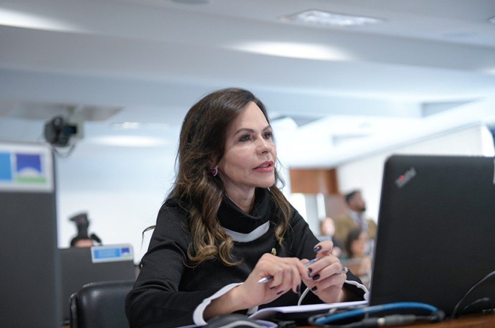 CE aprova adiamento de fim de faculdade por nascimento ou adoção de filho