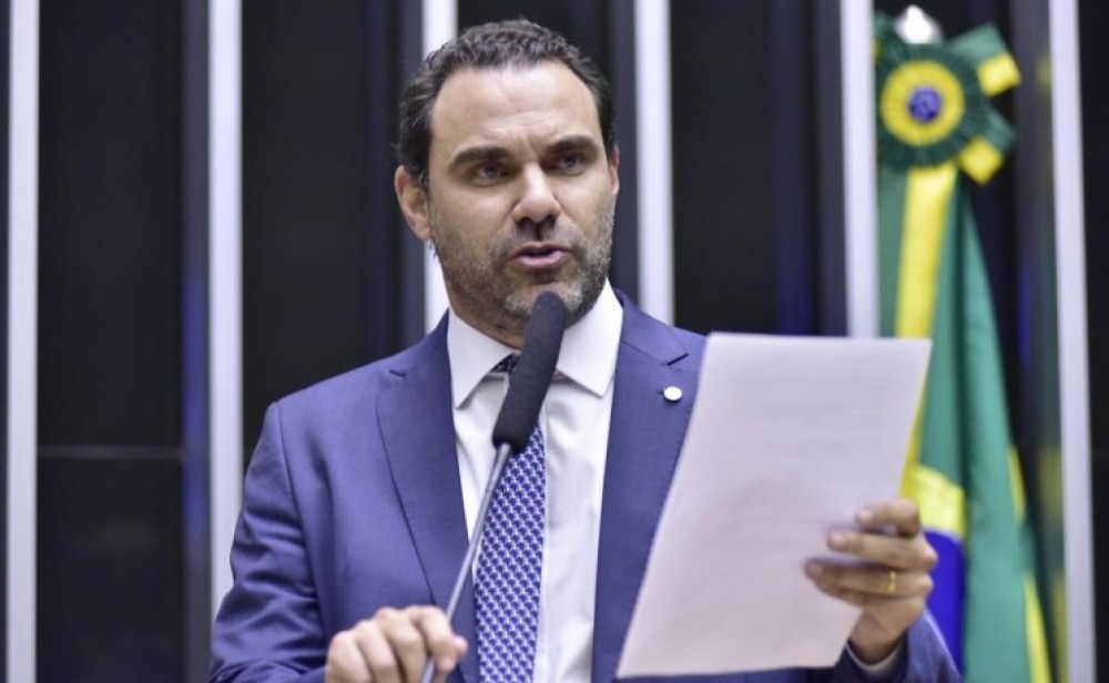 Deputados aprovam texto-base de projeto que regulamenta sites de apostas; acompanhe