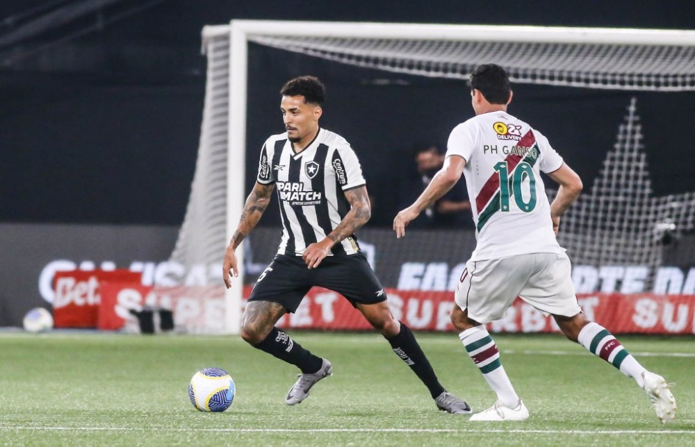 Botafogo vence o Fluminense e assume a liderança do Brasileirão