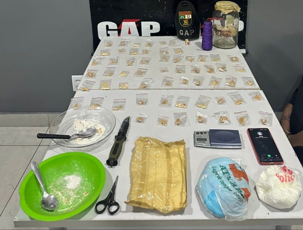 PM prende trio por tráfico de drogas e apreende 60 porções de pasta base
